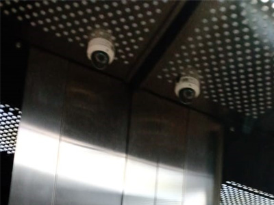 Cámaras de seguridad en ascensor, sistemas de vigilancia, CCTV.